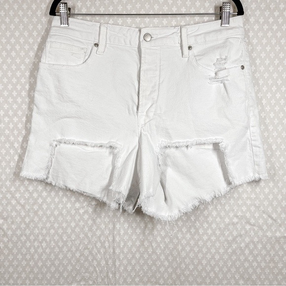 Good American White The Bombshell Denim Shorts - Picture 2 of 7